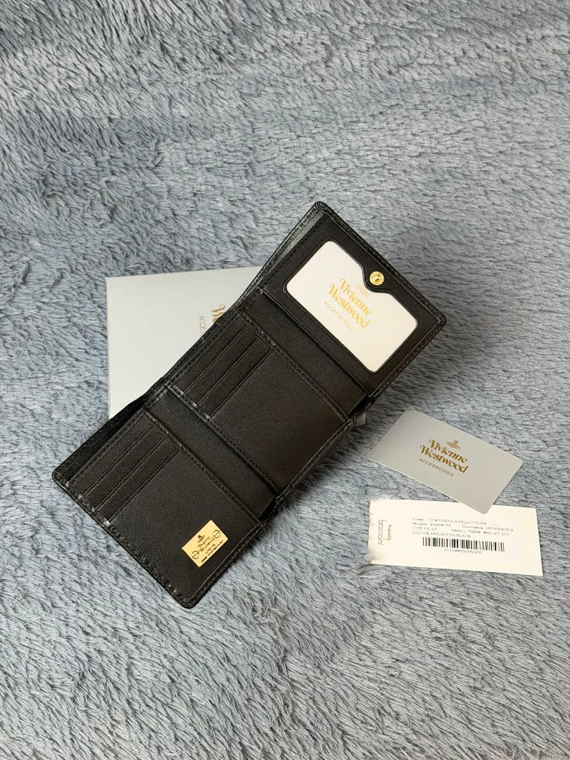 Vivienne Westwoodブラック エンボス加工 三つ折り財布