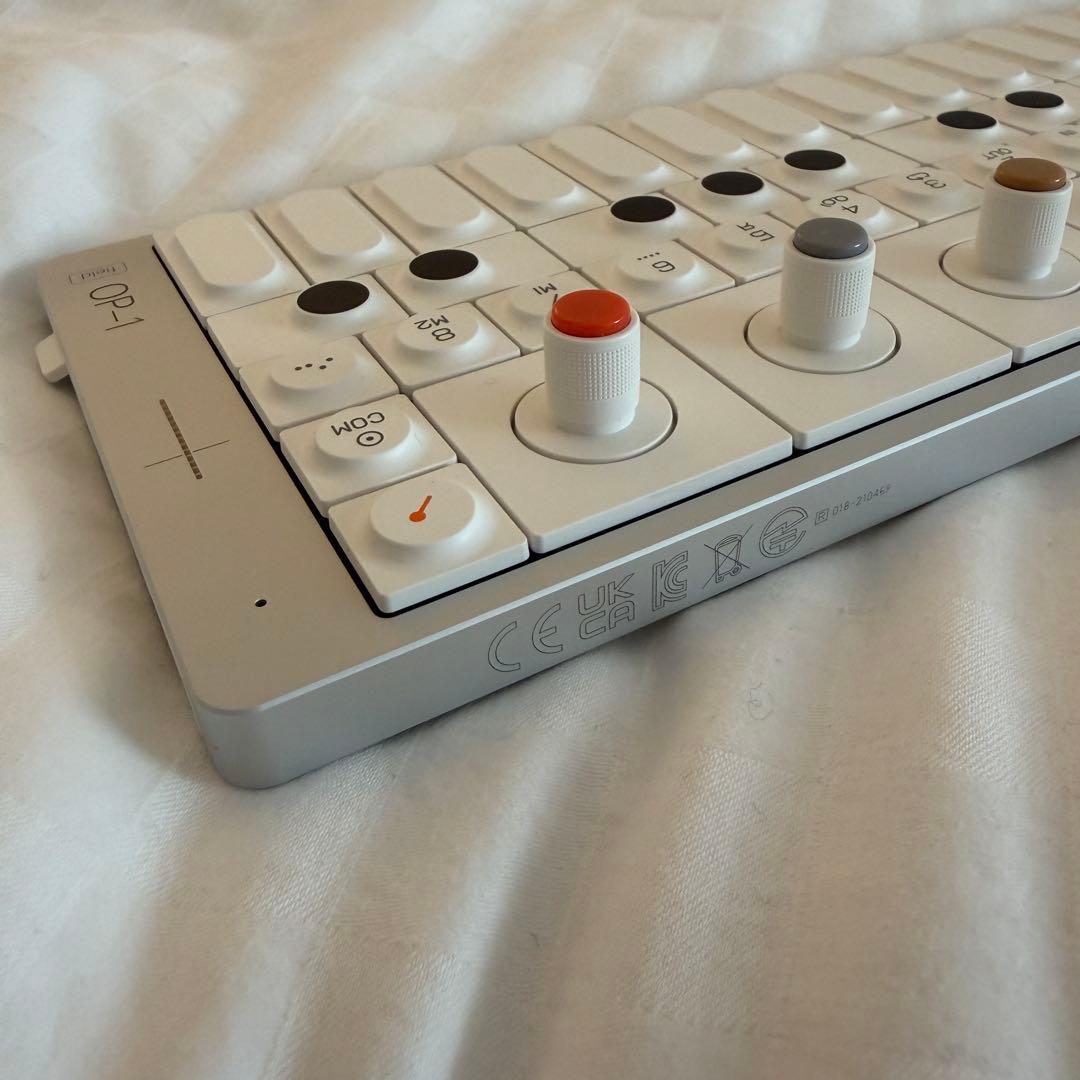 【美品】Teenage Engineering OP-1 Field