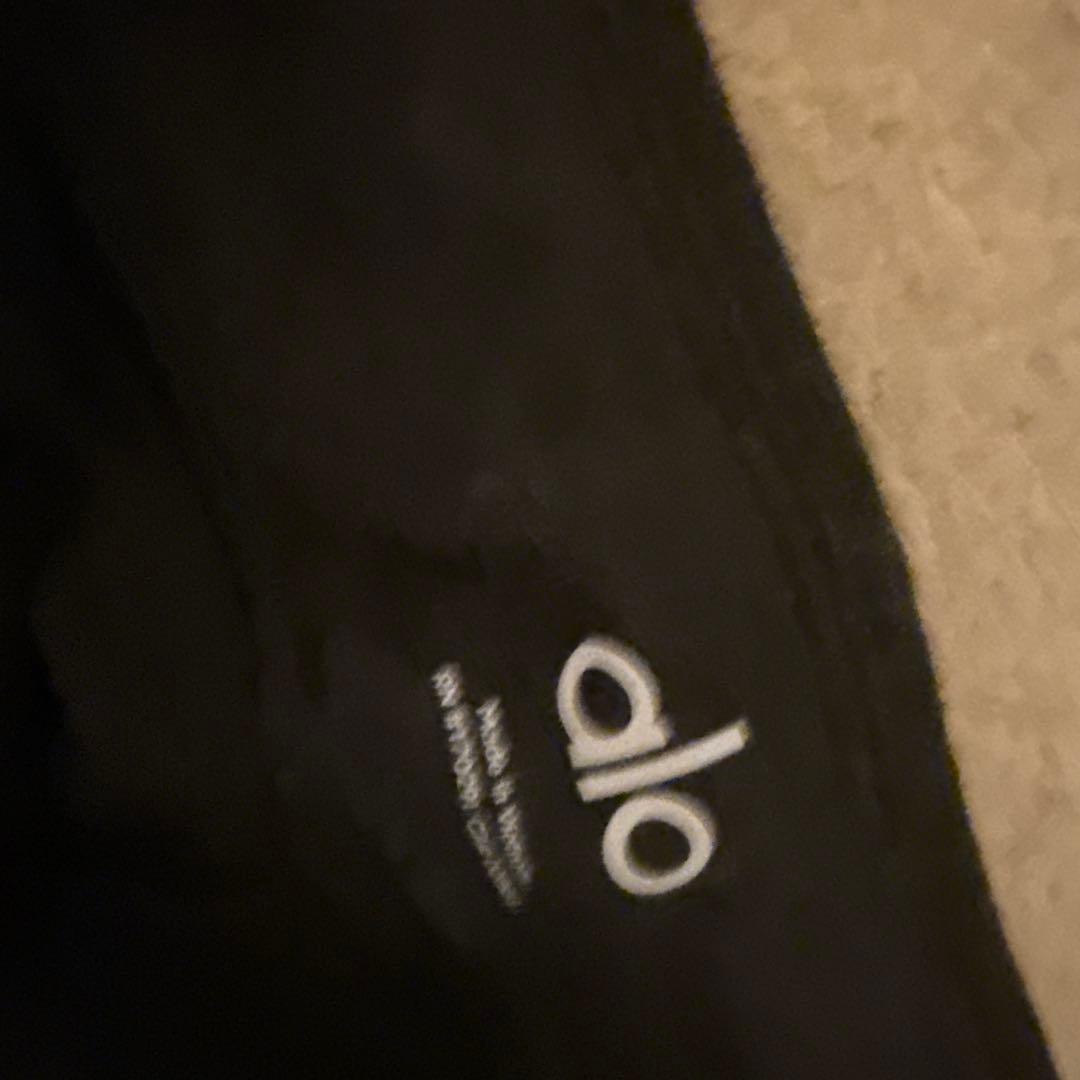 alo yoga スウェット黒
