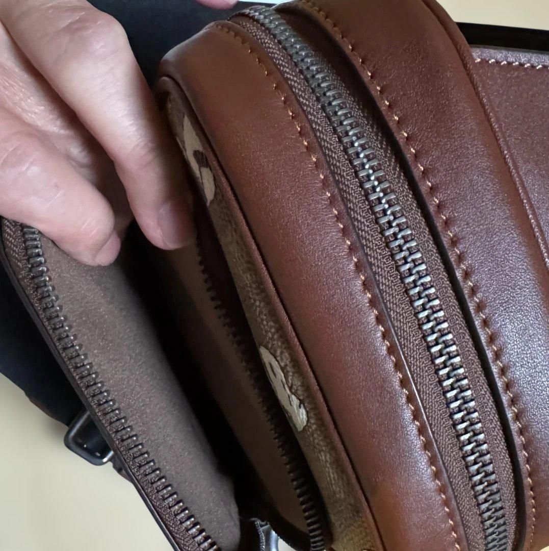 COACH X PEANUTSレーサー スリングパックシグネチャー スヌーピー