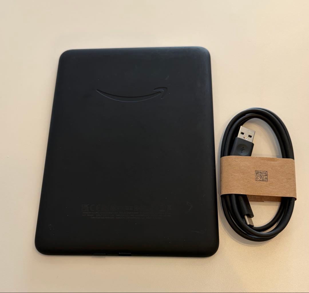 Kindle Paperwhite 12世代16GB本体とUSBケーブル