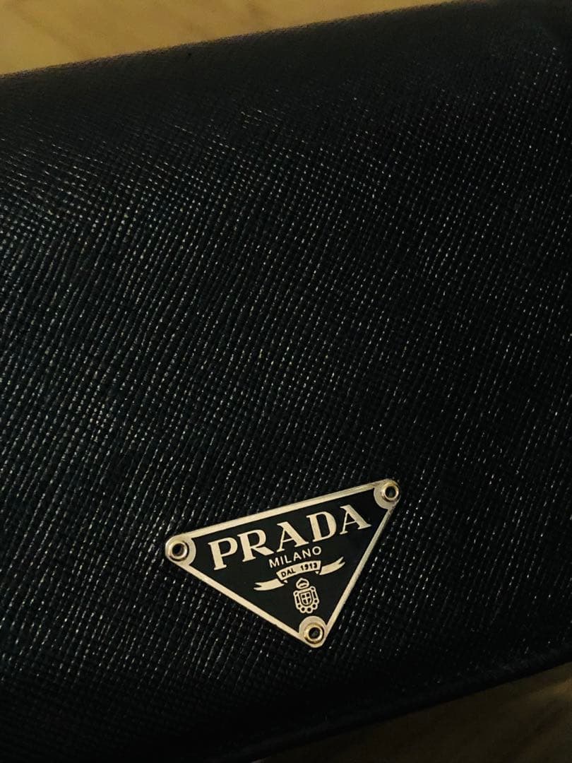 PRADA ブラック 二つ折り財布 サフィアーノレザー