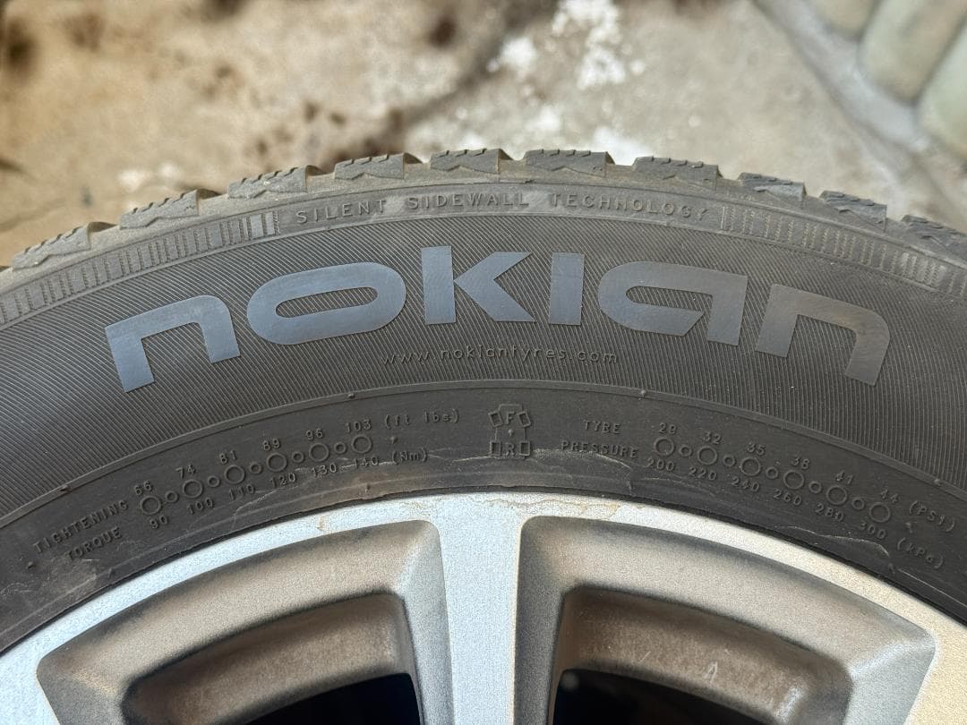 Nokian スタッドレスタイヤ 15インチ（tsu-ya様予約済）