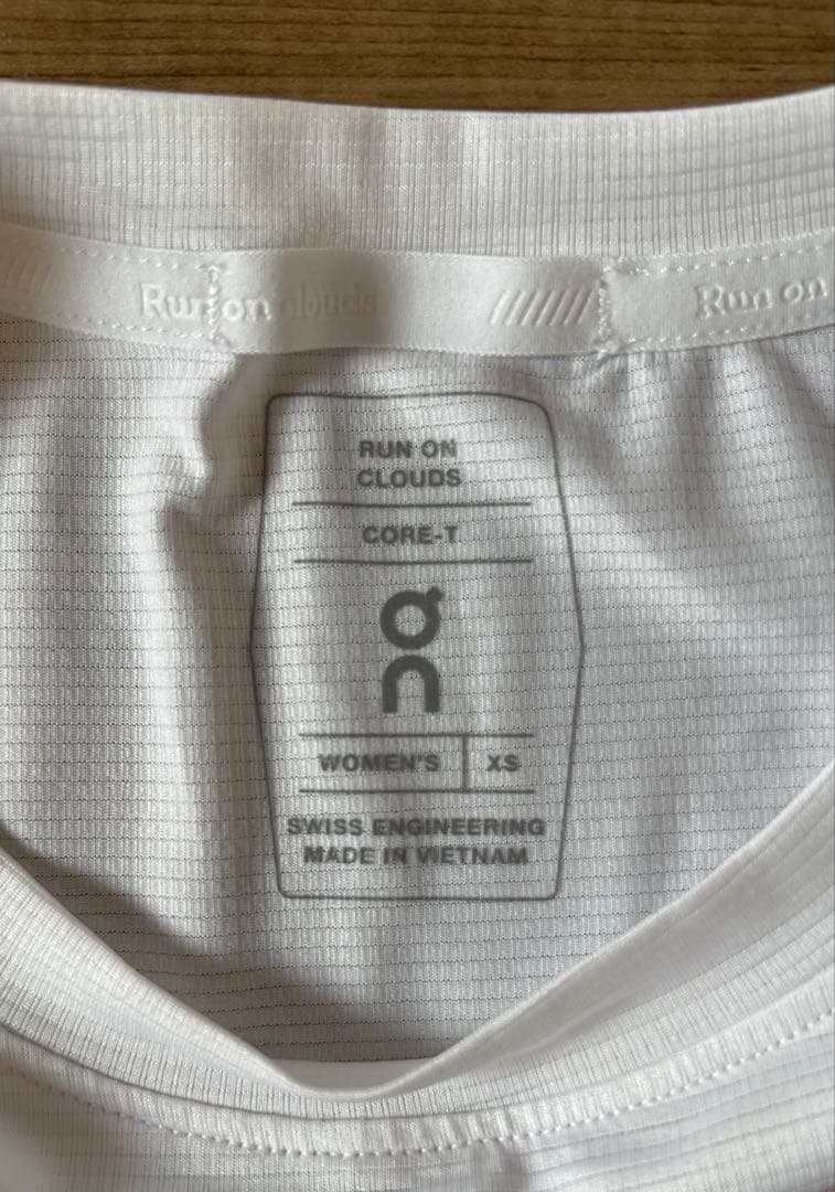 On core Tシャツ