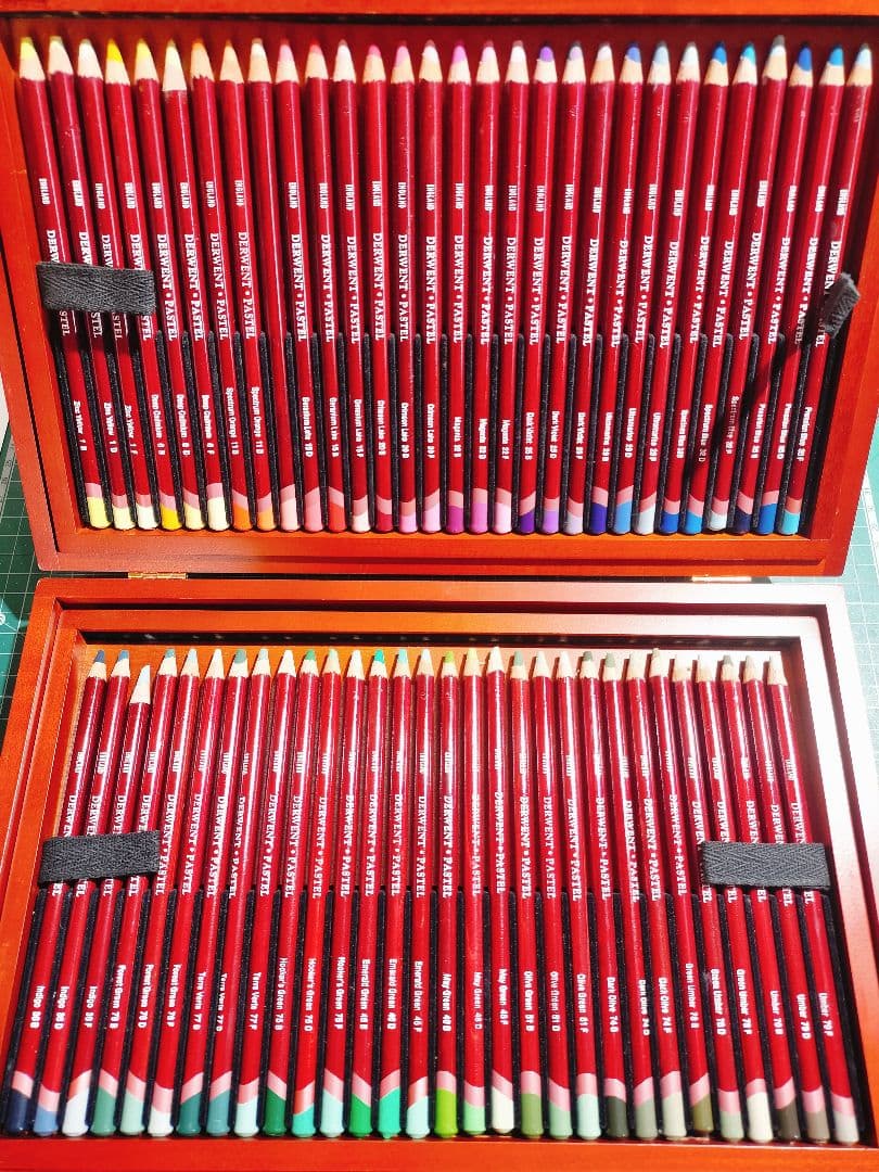 ふ*く様 【美品・レア】DERWENT パステルペンシル 90色セット木箱入り