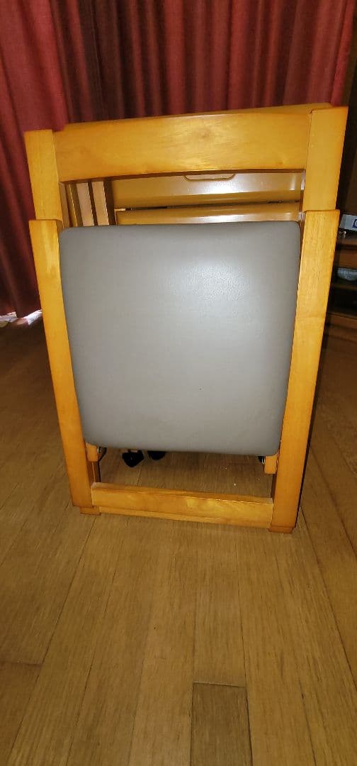 木製デスクとグレー椅子セット
