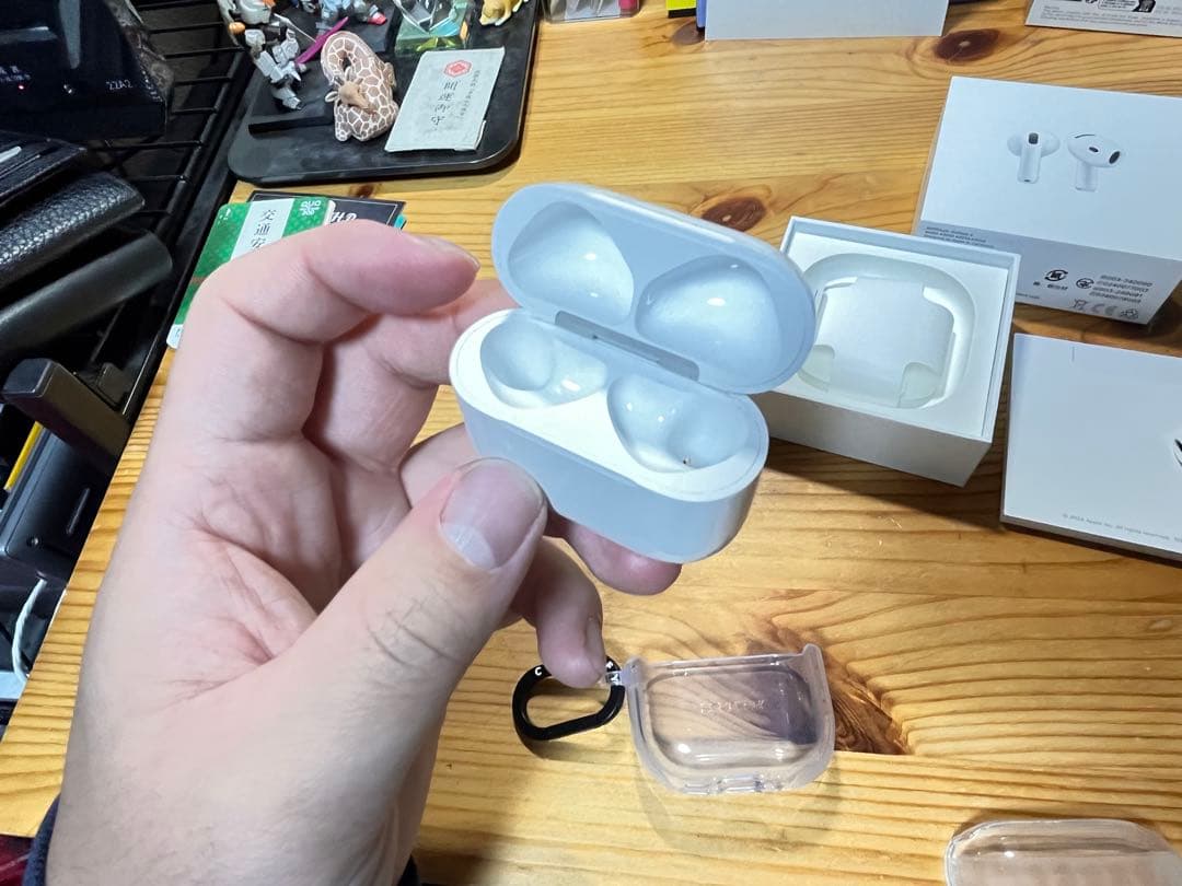 Apple AirPods 4 （ノイキャンなし）本体とケース