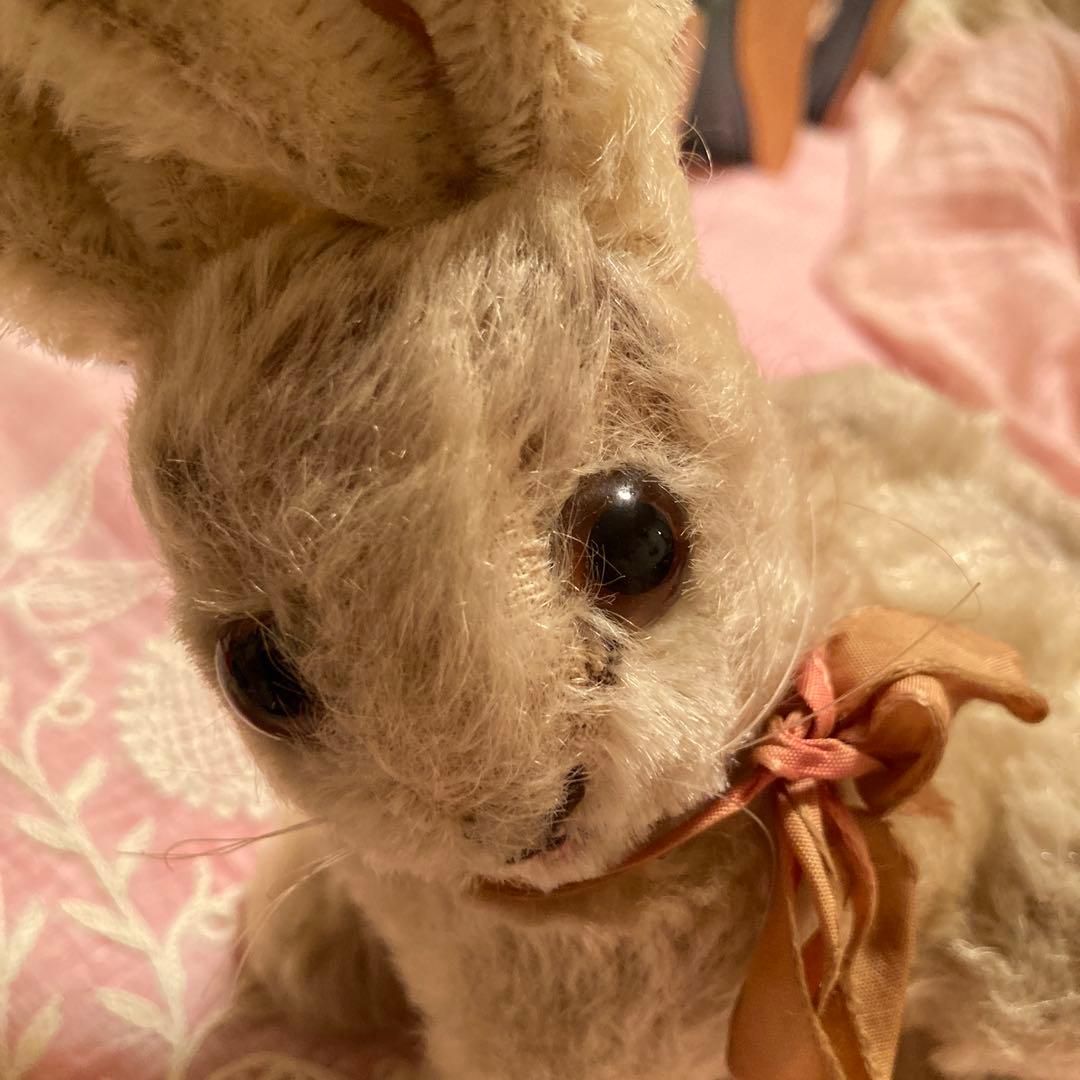 ベージュのウサギぬいぐるみ