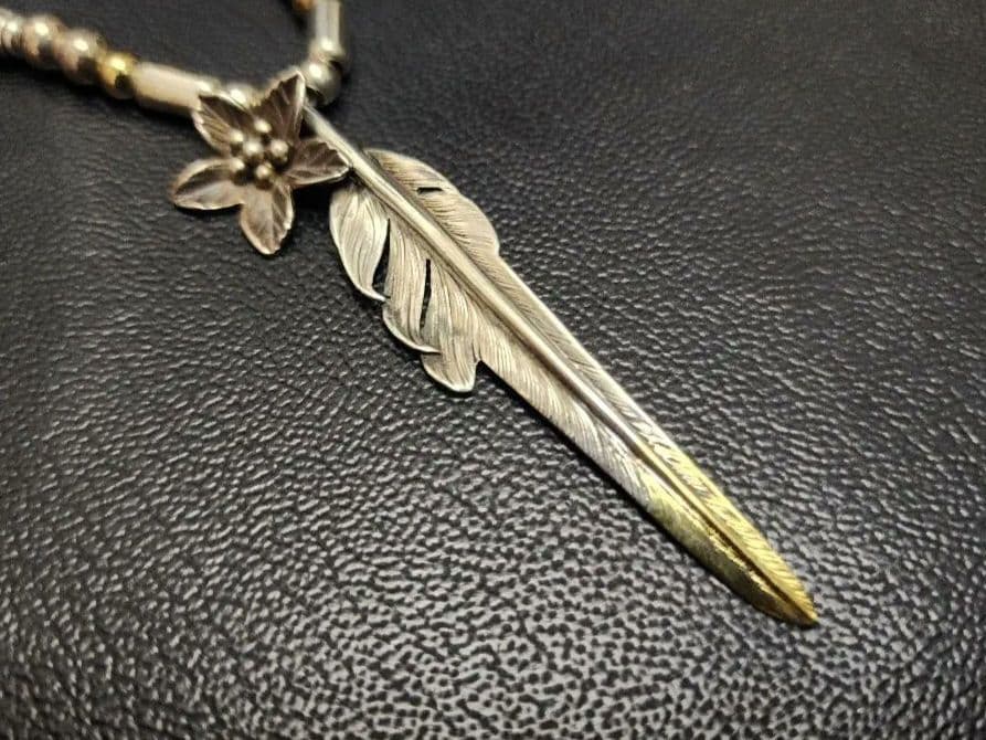 LARRY SMITH／KAZEKIRI FEATHER PENDANT