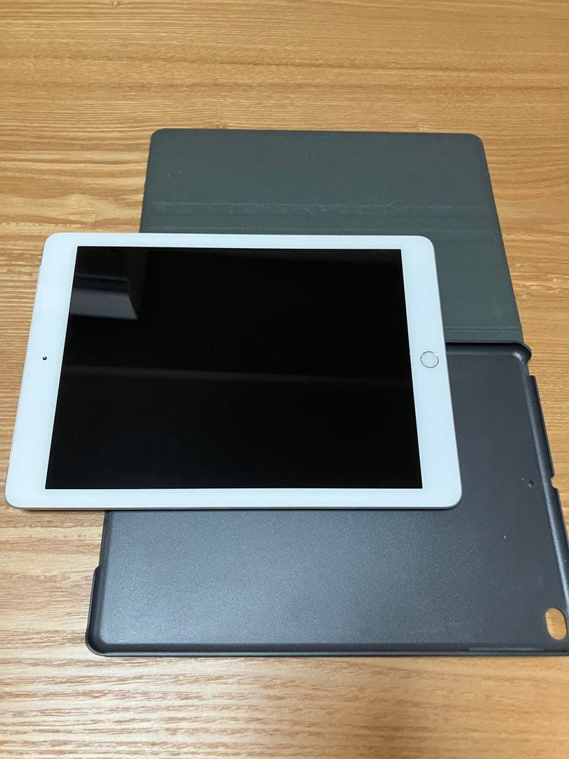 iPad (第６世代) 32GB Wi-Fi+Cellular カバー付