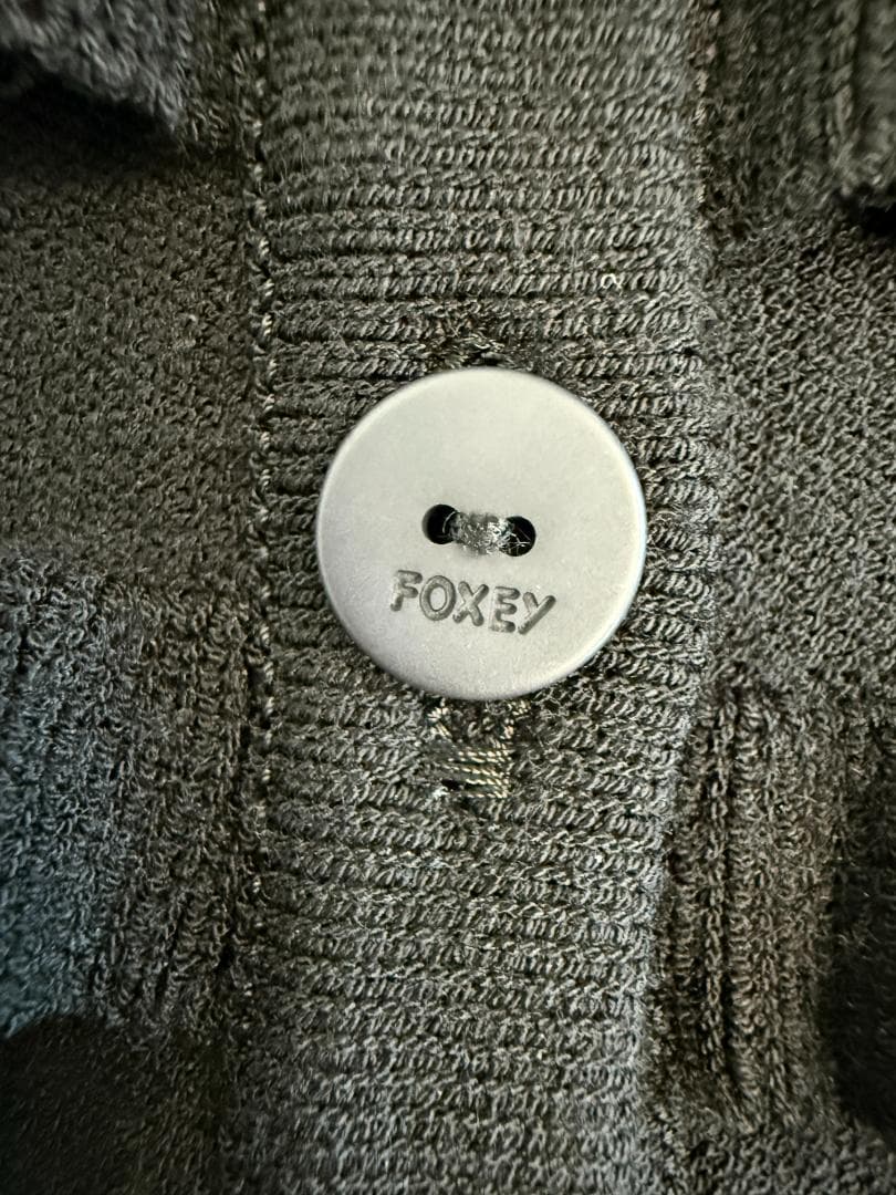 SE掲載美品★FOXEYフォクシーカーディガン プティラッフルロゴプレート付40