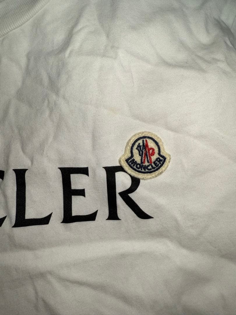 MONCLER ホワイトTシャツ ロゴ入り