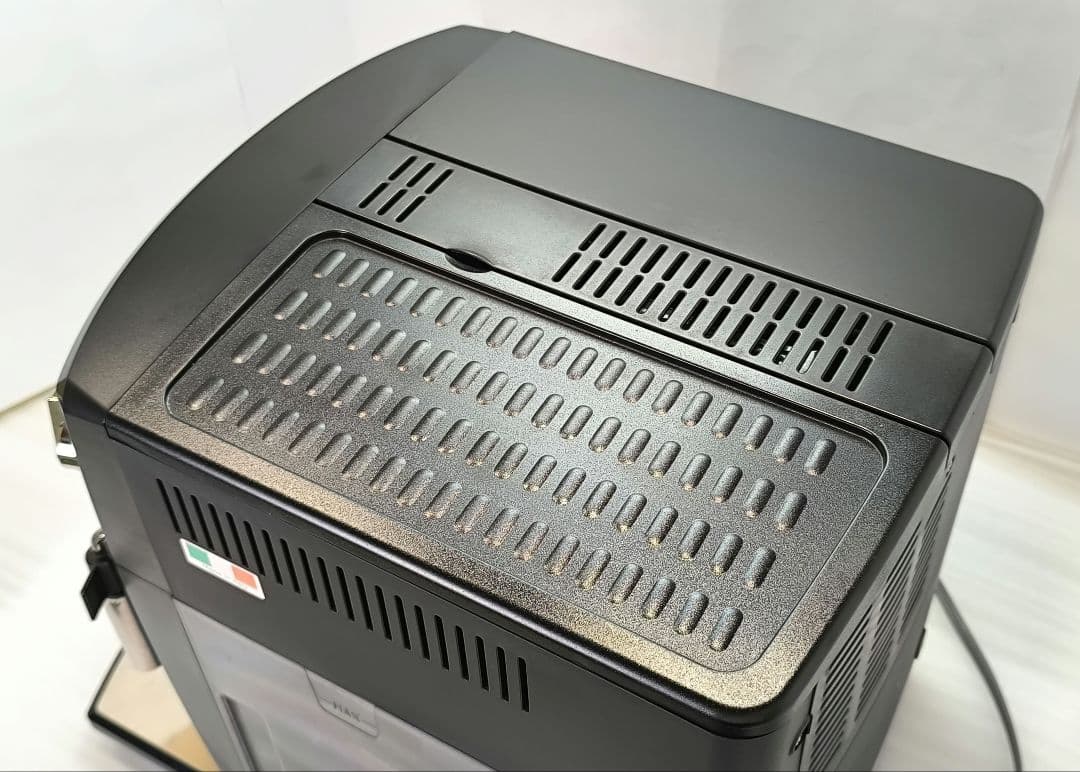 デロンギ　マグニフィカ　全自動コーヒーマシン　ESAM03110B 　01