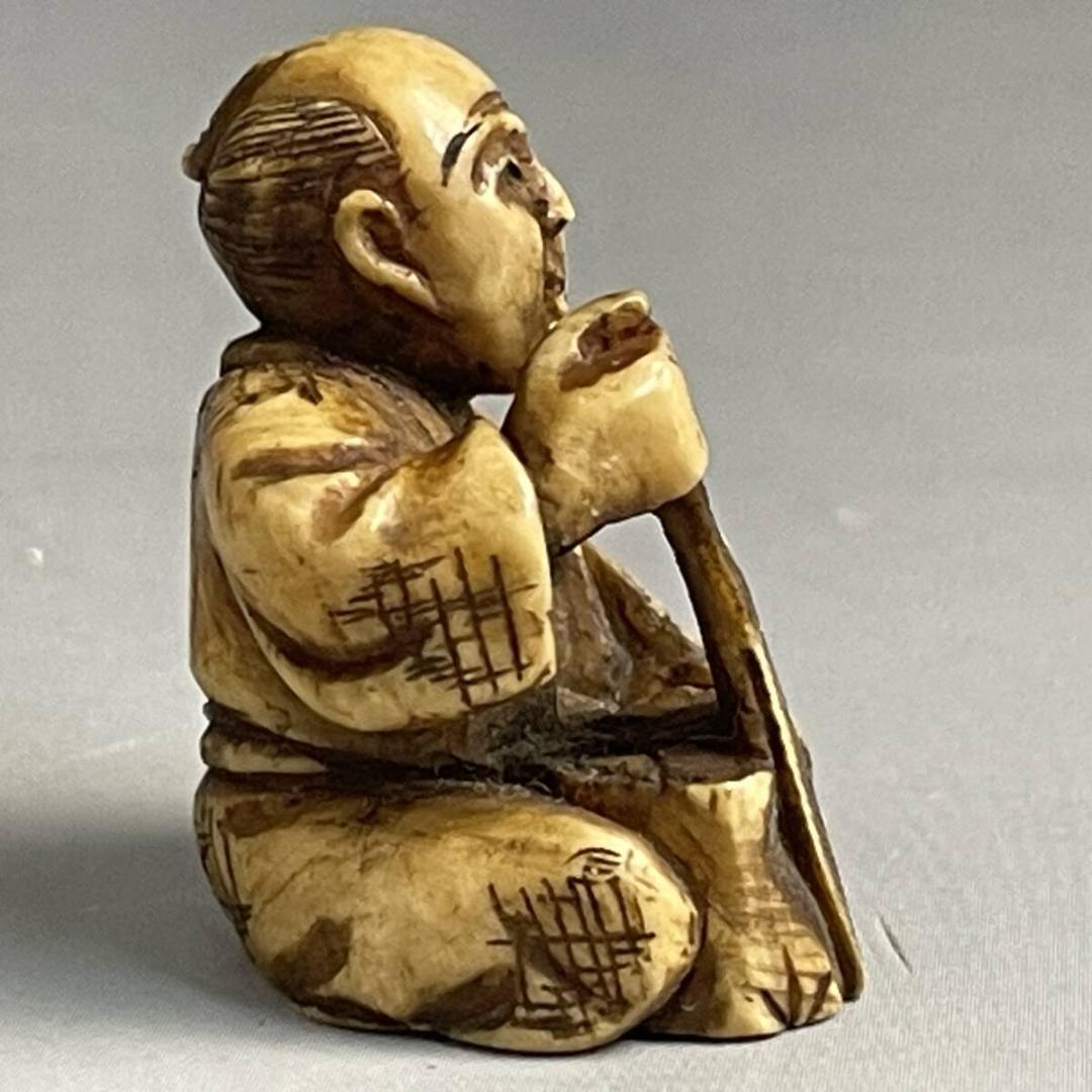 時代 提げ物 骨 根付 鹿骨 彫刻 鋸を持つ老人 全長約3cm 重量約12g