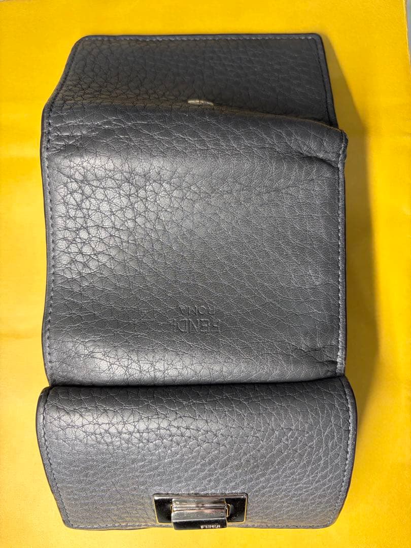 なる FENDI グレー レザー 三つ折り財布 付属品付き