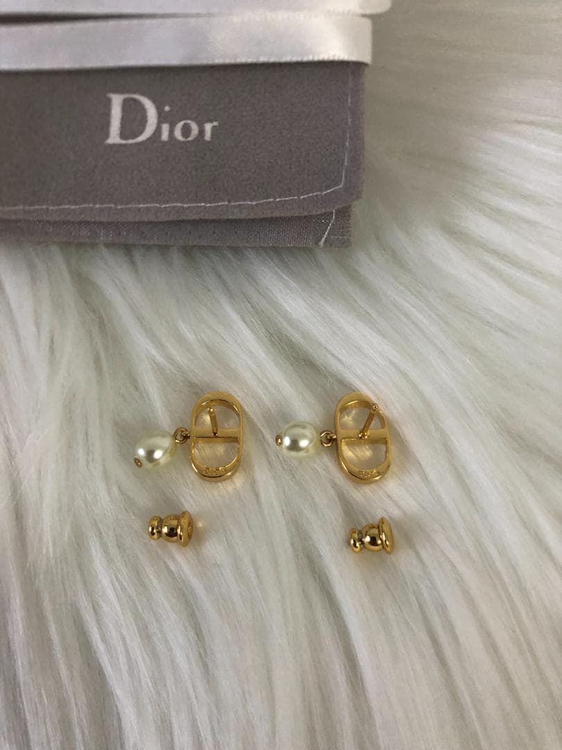 ゴールド　パール付き　ピアス　両耳用　ＣＤロゴ　綺麗　ヴィンテージ　レディース