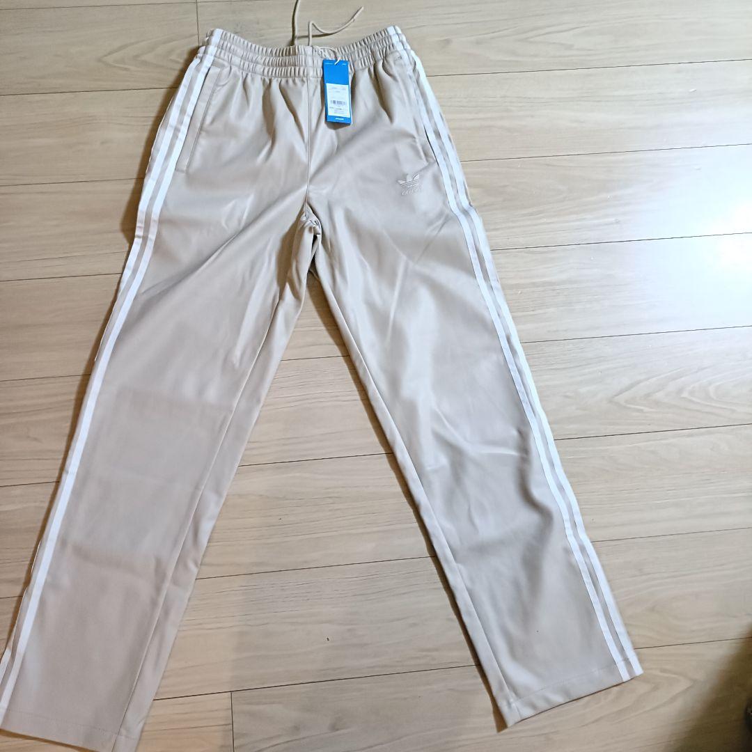 新品 アディダス ベージュ フェイクレザートラックパンツ メンズジャージS 人気