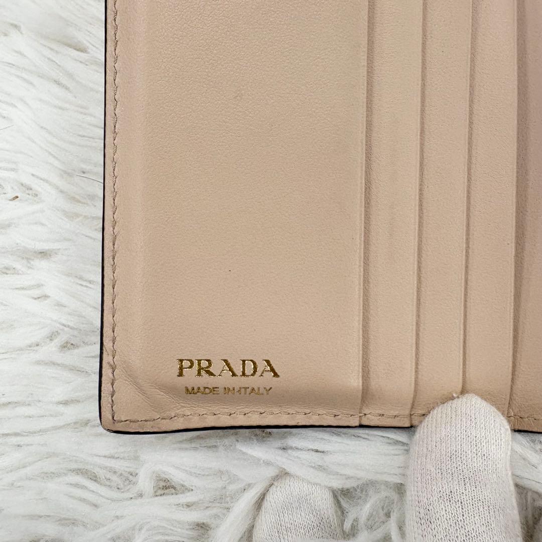 PRADA プラダ 現行モデル 二つ折り 財布 三角ロゴ ベージュ系 ウォレット