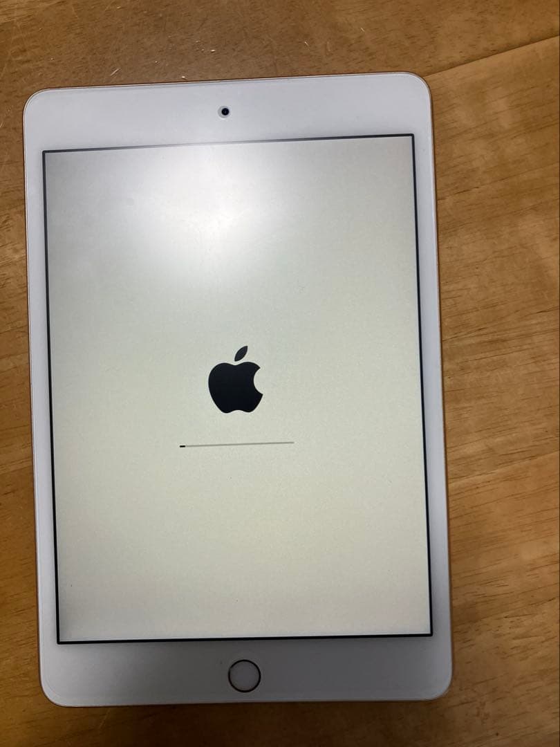 w*n様 Apple iPad (モデルA1538) ゴールド