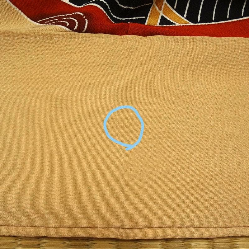 落ち着いた黄色と赤色に紅型調　振袖