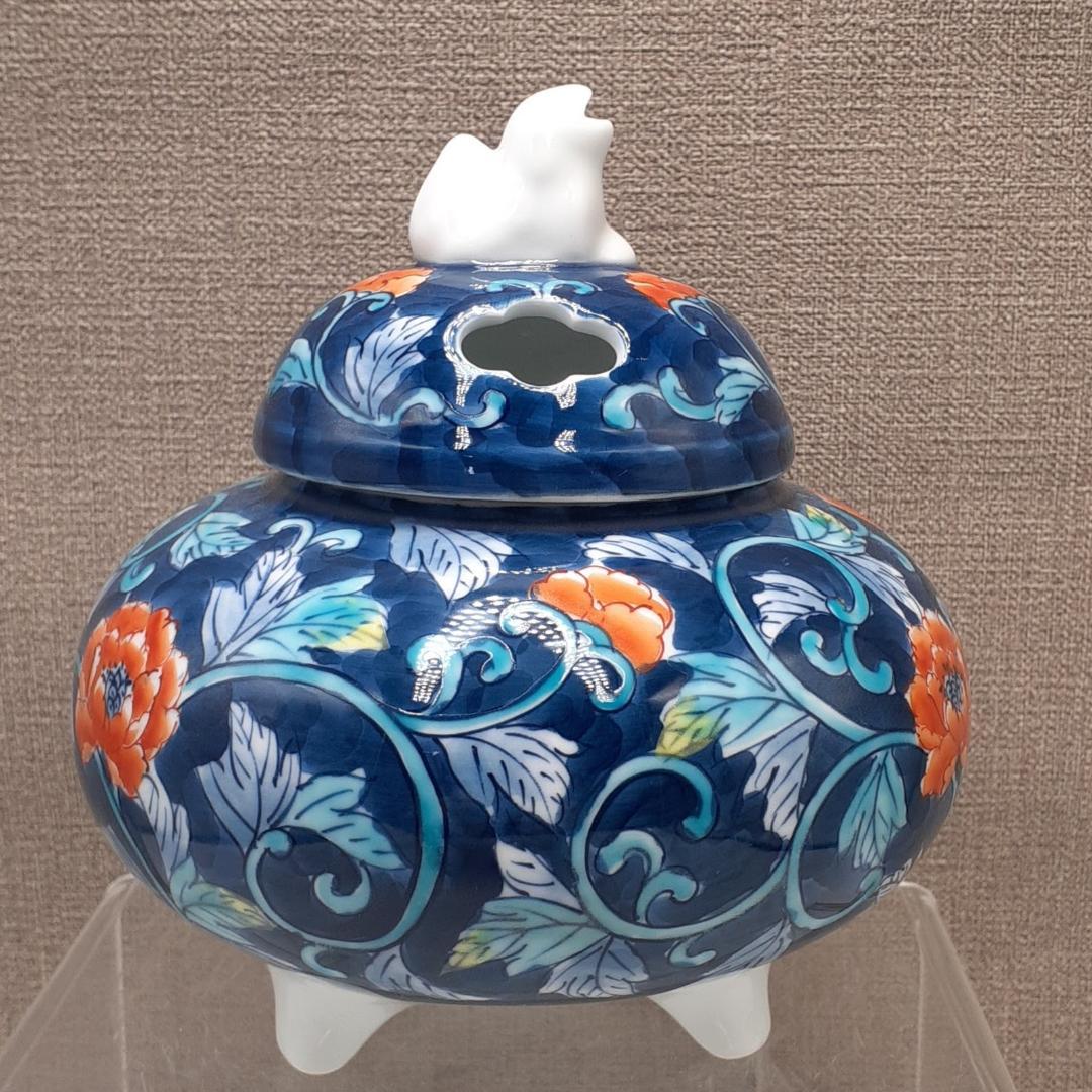 日本製　有田焼　鍋島藩窯　川副虎仙作　色鍋島　唐草牡丹　大香炉　獅子蓋　香炉灰付