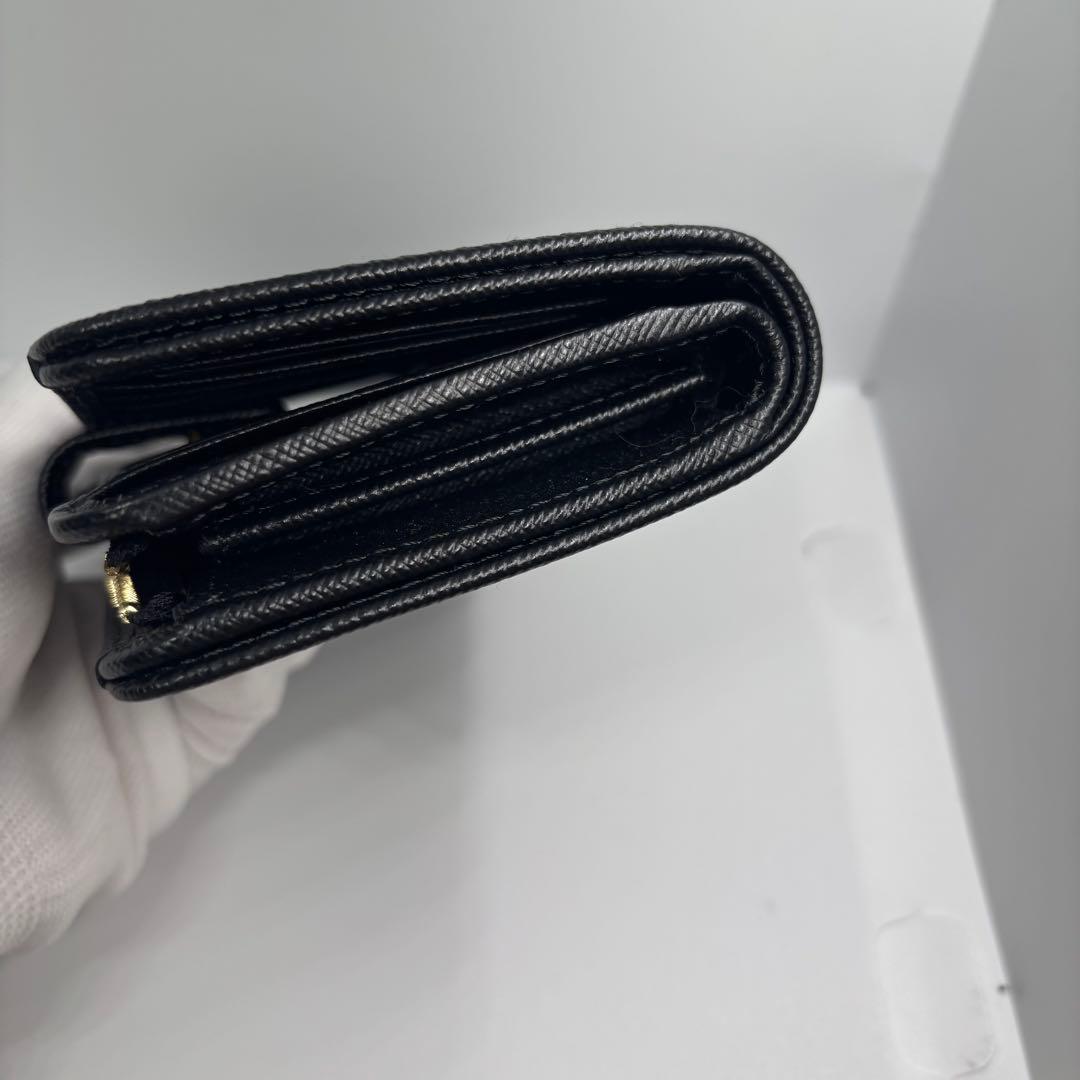 新品 付属品完備 プラダ　二つ折り　サフィアーノレザー　メタルロゴ　1M1225
