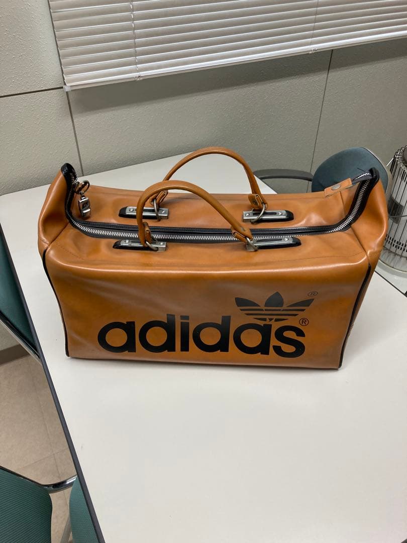 KN　adidas ボストンバッグ ブラウン