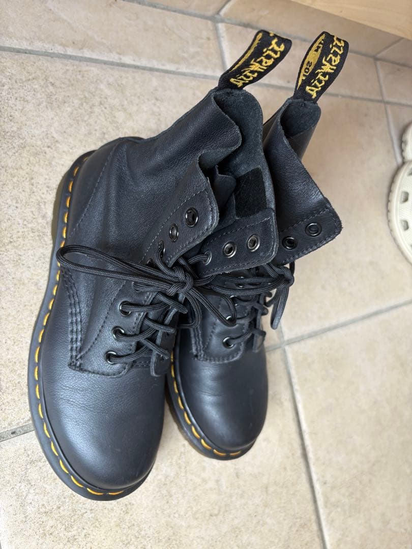 Dr. Martens ブラック 8ホールブーツ