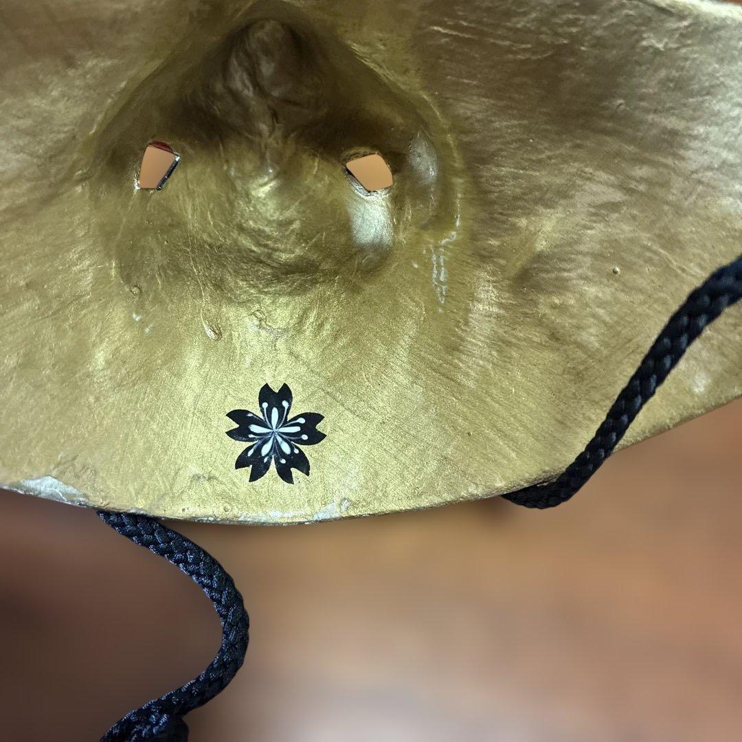 花柄装飾の黒い陶器のマスク