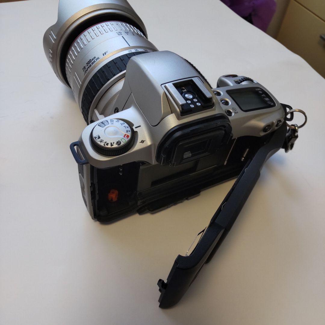 Canon 一眼レフフィルムカメラ EOS Kiss レンズ付き。