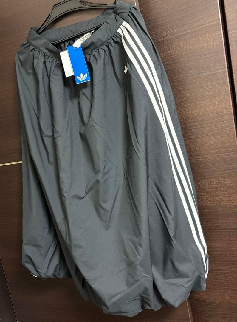 新品未使用タグ付き adidas アディダス バルーンロングスカート 黒 L