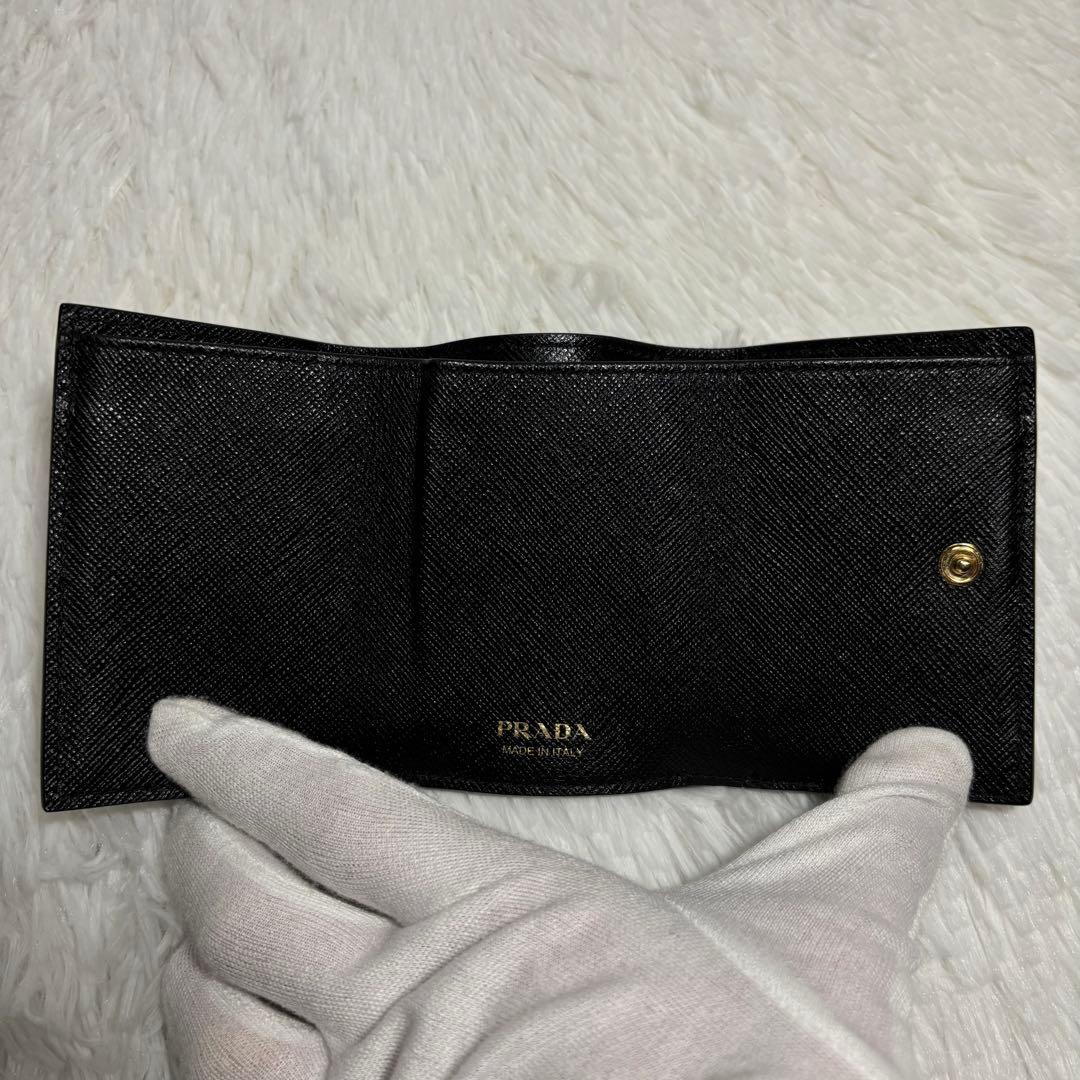 ✨美品✨ プラダ 三つ折り財布 リップ サフィアーノ 三角ロゴ レザー 黒 希少