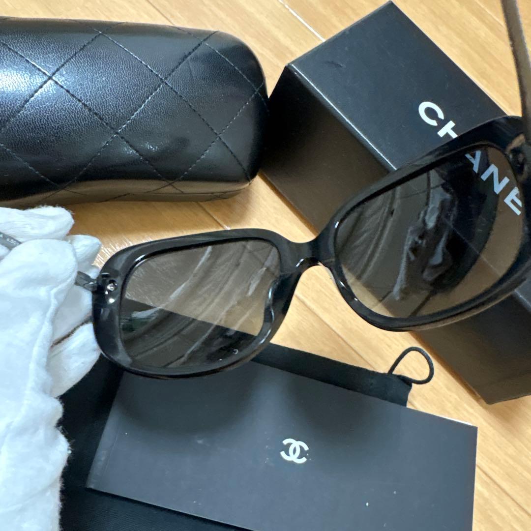CHANEL ブラックサングラス ケース付き