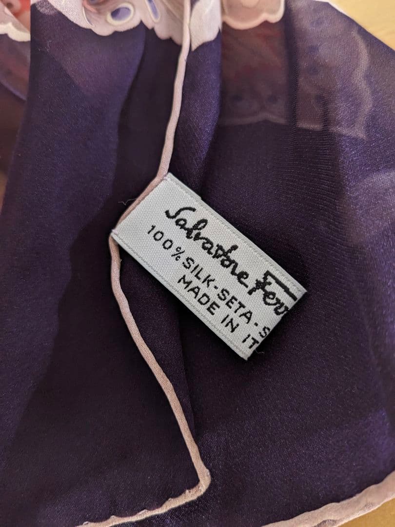 Salvatore Ferragamo　シルク100％　花柄ストール155×42
