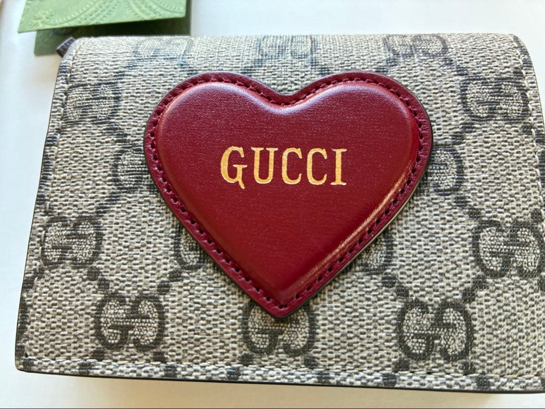 最終値下げ！GUCCI バレンタイン限定ハート型ロゴ 二つ折り財布