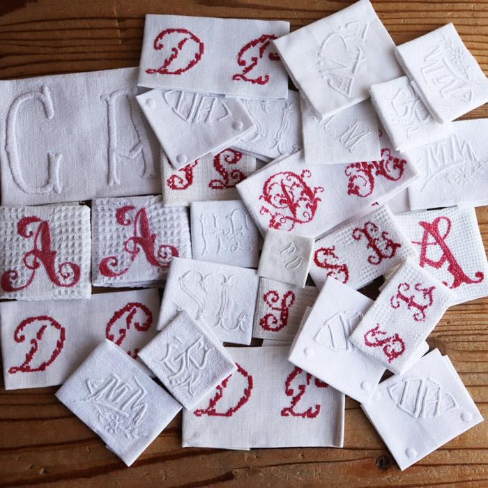 【67】たくさん 27枚！フランス アンティーク 手刺繍 イニシャル 端切れ