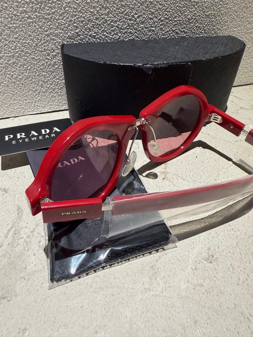 PRADA ラウンド型サングラス【ケース付】