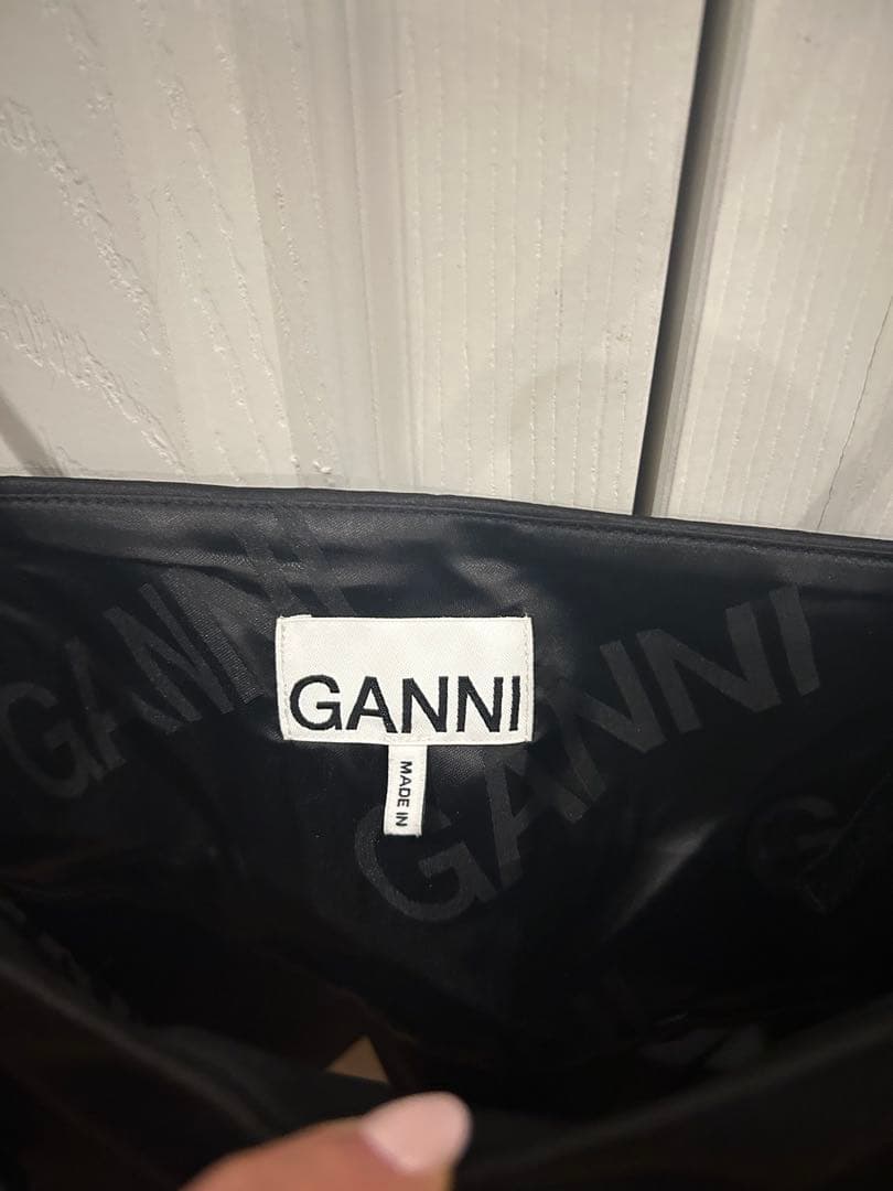 GANNI ブラックペプラムキャミソール