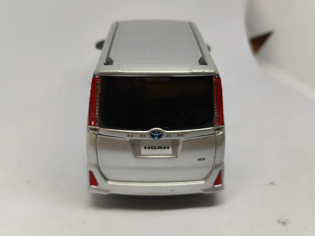 トヨタ ノア ミニカー シルバー 1/30　カラーサンプル　色見本