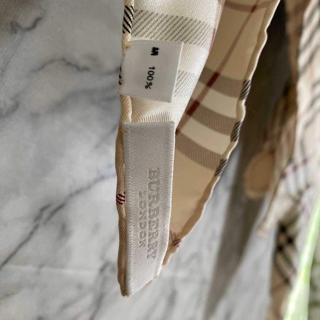 未使用　BURBERRY 花柄シルクスカーフ