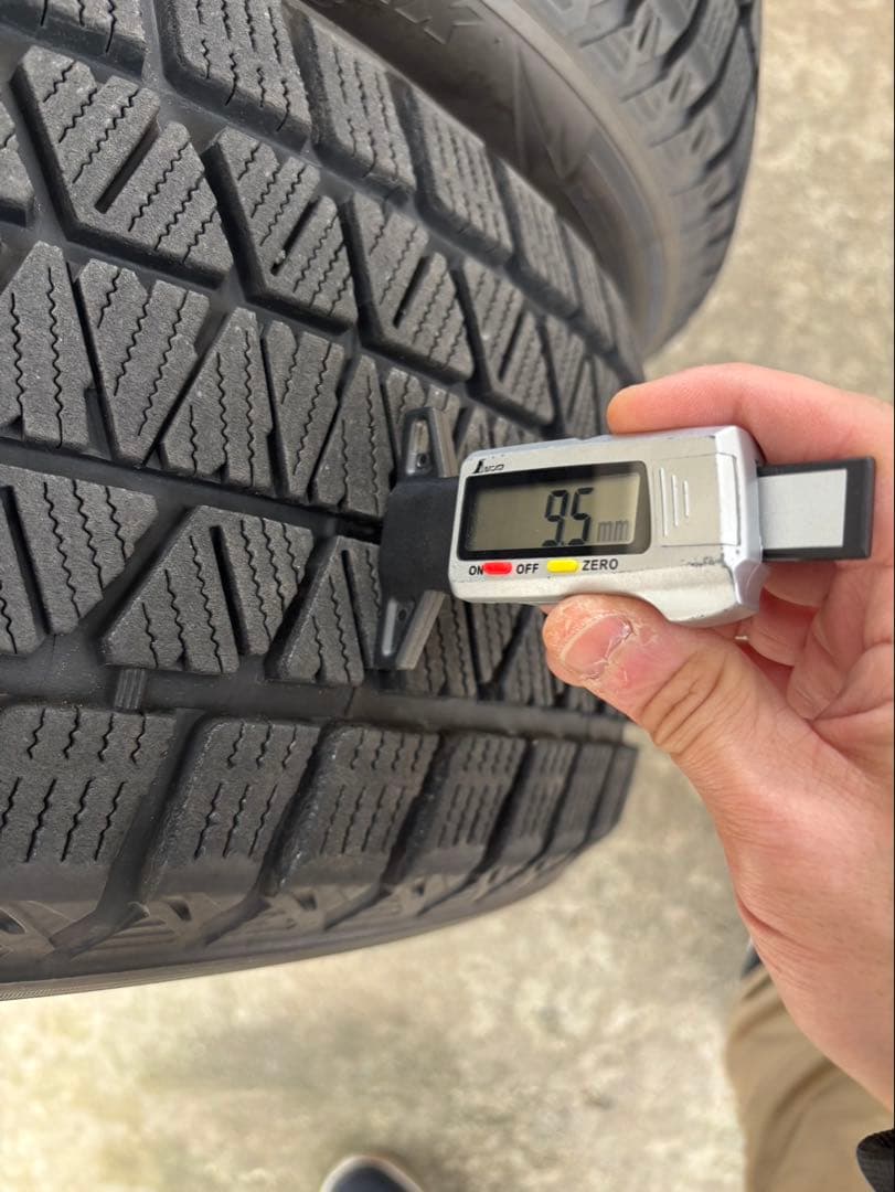 ブリヂストンスタッドレス4本DM-V3 20インチ235/50R20