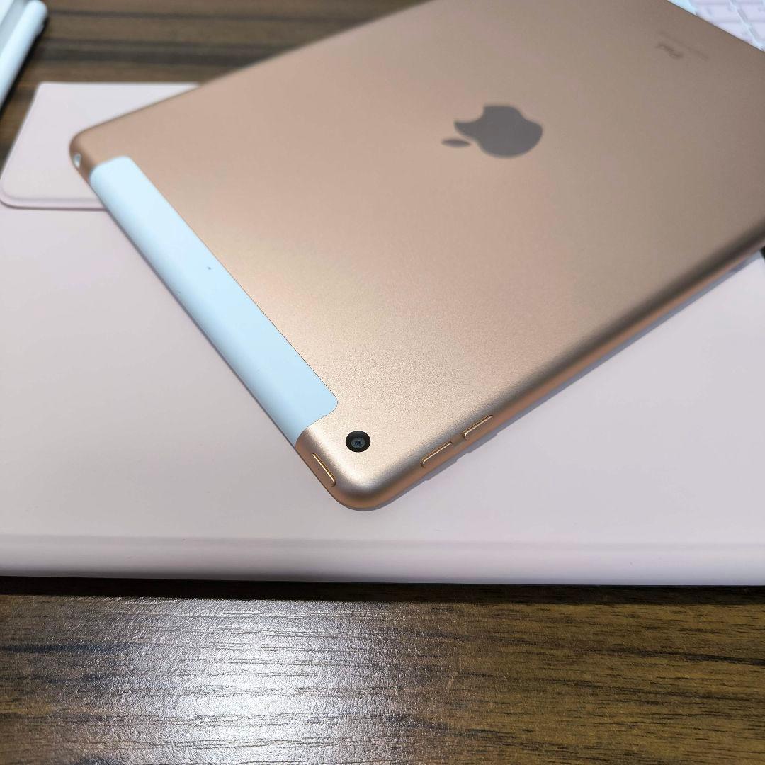 iPad 第8世代 Simフリー 32GB ケースとキーボード、タッチペン