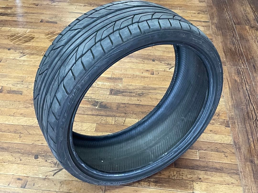 NITTO 255/30R21 6分山以上　2021年製造　側面一部ゴムえぐれ