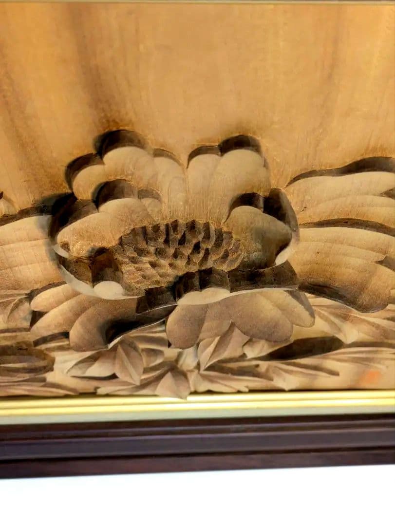 井波彫刻大きめ額、牡丹の花と蕾、作家落款あり