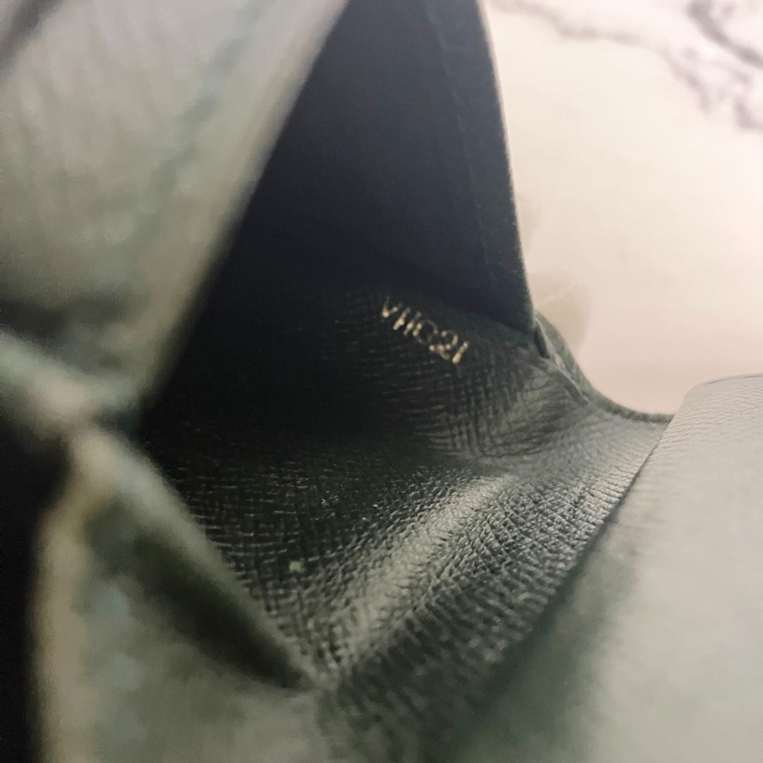 B974【人気】LOUIS VUITTON★タイガ 二つ折り財布 ダークグリーン