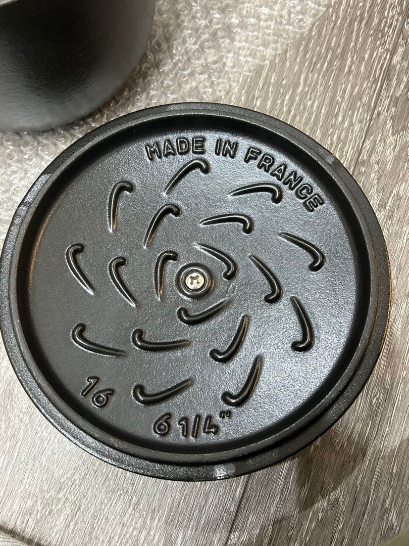 未使用品 STAUB 両手鍋 16センチ 黒