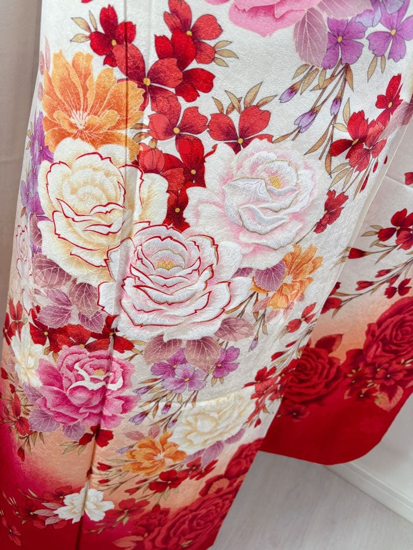 新品　豪華正絹振袖フルセット　薔薇　白地　豪華刺繍　華やかな　大輪　成人式に