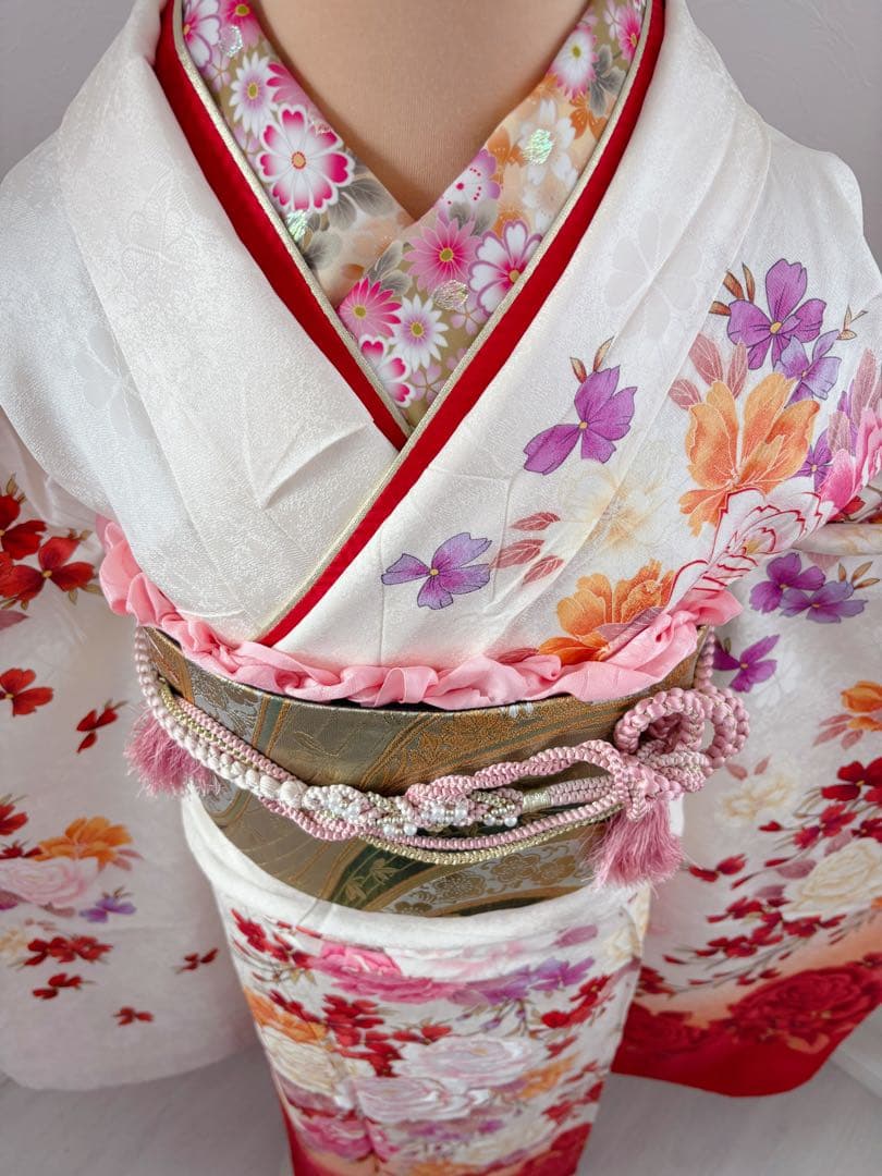 新品　豪華正絹振袖フルセット　薔薇　白地　豪華刺繍　華やかな　大輪　成人式に
