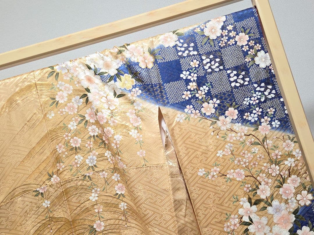 E5◆着物くつろぎ 美品 桜の花模様 金彩 市松 紗綾形 袷 正絹 振袖 着物