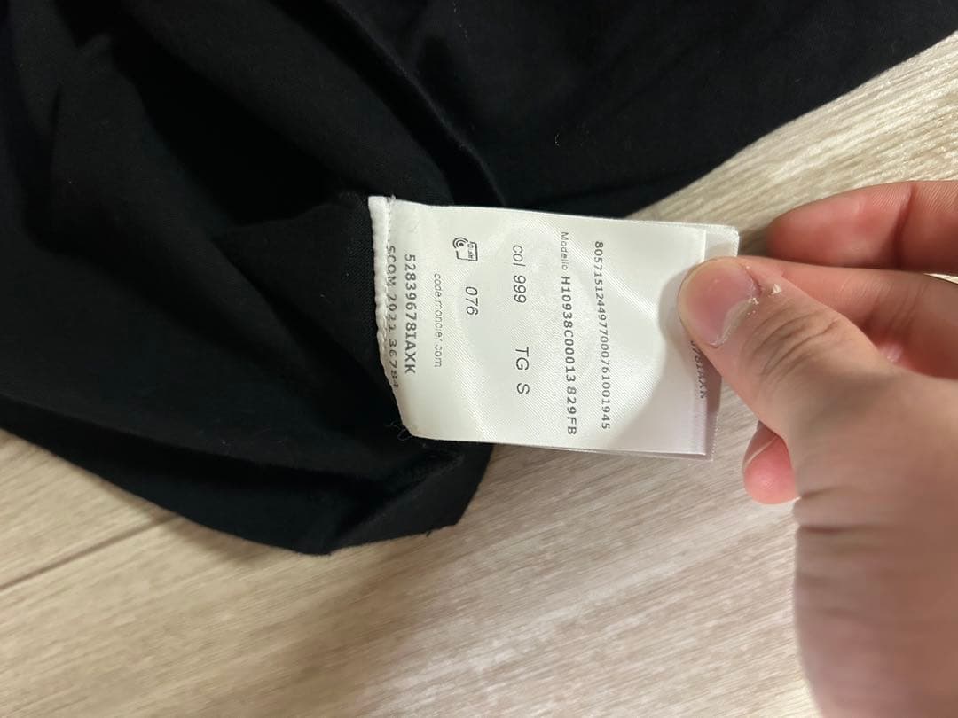 MONCLER ブラック ロゴ Tシャツ
